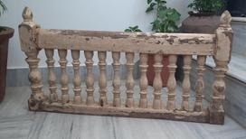 Senovinė rankomis tapyta medinė turėklė: Nudėvėtas raižytas tvoros skydas 16” X 8” X 24” (l x w x h) įvairiaspalvis