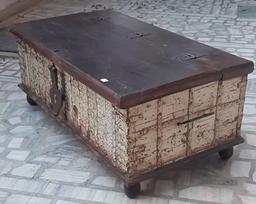 Rankų darbo drožinėta medinė skrynios: Kaimiškas senovinis skrynializdas 16” X 8” X 24” (l x w x h) įvairiaspalvis