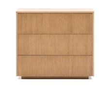 Natūralios spalvos šoninė spintelė iš ąžuolo 90x79x50 cm Helvine – Kave Home