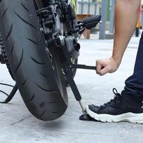 Universalus motociklo ratų stovas su taupantį jėgas atraminiu kojeliu, švytuoklės svirties keltuvo rėmas padangų priežiūrai, šoninė atrama daugumai motociklų juoda