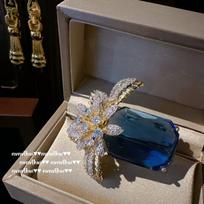 Sotheby's papūgos brangakmenio sagė, vintažinė, padengta 18K auksu, karališkos mėlynos spalvos, didelio karato cirkonio gėlės sagė