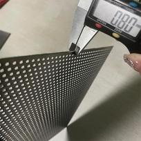 Nerūdijančio plieno apvalių skylių perforuotas tinklelis individualus metalinis cinkuotas perforuotas tinklelis mažų apvalių skylių metalinės plokštės filtras tinklelis individualus