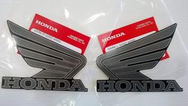 Originalus Honda Sparno Ženklelio Lipdukų Rinkinys Sparno Ženklelio Lipdukas HONDA 95mm pilka spalva