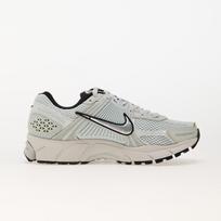 Nike Wmns Zoom Vomero 5 Light Silver/ Chrome-Light Bone-Black - Dydis 36.5 (FN6742-001 Laisvalaikio batai)
