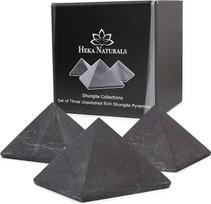 "Heka Naturals" Nepoliruoti šungito piramidės kristalai, 3 vnt. | 8 cm - juodi mineraliniai akmenys dekoracijoms ir meditacijai - gyvenamojo kambario kristalai - natūralus barjeras ir valiklis - fulerenai