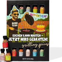 "Smokehouse by Thoughtfull" BBQ prieskonių rinkinys su gimtadienio pakuote - apima 20 BBQ prieskonių ir trintuvų, tokių kaip aitrioji česnakų paprika, itališkas ir "Cajun" prieskonis, dovana vyrams, tėvams ar BBQ mėgėjams