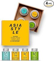 Išlikite su prieskoniais! Prieskonių dėžutė "Asia", sudaryta iš 4 rinktinių prieskonių dovanų rinkinio, į kurį įeina populiarieji Madraso karis, tofu prieskoniai, tailandietiškas karis ir Wok & Grill prieskoniai.