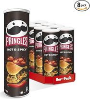 "Pringles Hot & Spicy" (8 x 165 g) - nepakartojami klasikiniai užkandžiai patogioje skardinėje - itin aštrūs aštrių pipirų skonio traškučiai - "Pop Play". Valgykite.