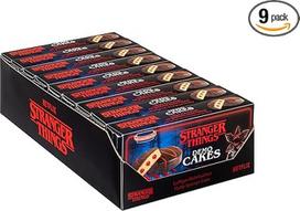 KuchenMeister "Stranger Things" demonstraciniai pyragėliai 2 x 50 g 9 laikymo pakuotėje Erdvūs mini maišomi pyragėliai Pavojingai rūgštus įdaras su tamsiu, švelniu kakavos glaistu Išskirtinis licencijuotas produktas 9 x 100 g