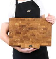 B4K pjaustymo lenta 45 × 30 cm - ąžuolinė pjaustymo lentelė su stovu ir užapvalintais kraštais - neslystanti, su silikoninėmis kojelėmis ir įdubusiomis rankenėlėmis - idealiai tinka virtuvei ir griliui