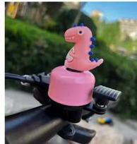Dinozaurų dviračio signalas - 120 dB riaumojantis garsas!    Patvarus geležinis skambutis MTB ir plento dviračiams - Garsus saugos įspėjimas. Aksesuaras visiems dviratininkams