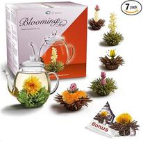 "Creano Tea Flowers" dovanų rinkinys - žydinti arbata su 500 ml stikliniu ąsočiu ir 6 x juodoji ir baltoji arbata + 1 x "Teelini" juodosios arbatos kamuoliukas - 8 vnt.