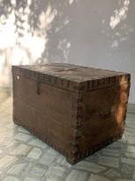 Senovinė drožinėta medinė laikymo dėžutė: Indiški skrynios tipo baldai 16” X 8” X 24” (l x w x h) įvairiaspalvis