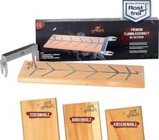 "grillart® Premium" liepsnojančios lašišos lenta su laikikliu (kedro mediena), pagaminta iš nerūdijančio plieno, skirta nuostabiai liepsnojančiai lašišai - taip pat idealiai tinka liepsnojančiam pilvui - idealiai tinka ugnies dubeniui, taip pat kepsninei