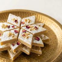 MAGIC LEAF 100% natūralus šviežiai pagamintas Kaju Katli desertas, pasaldintas stevijos ekstraktu, be cukraus ir konservantų - 250g (pakuotė po 1)