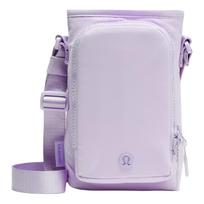 Lululemon vandens butelis 2L su priekine kišenėle, reguliuojamu peties dirželiu, pagamintas iš perdirbto nailono, crossbody krepšys, moteriški krepšiai, levandų šerkšnas LU9BO7S-0641 Lavender Frost
