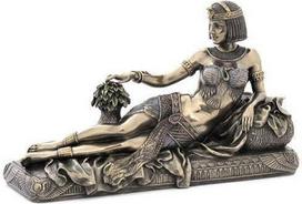 Art Deco Egipto karalienė, gulinti ant šezlongo statulėlė