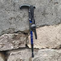 Itin lengvas, reguliuojamas žygio lazdas su ergonomiška T formos rankena ir amortizavimo sistema, tinkamas žygiams mėlyna