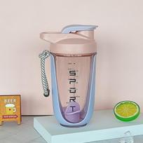 Aukščiausios kokybės baltymų miltelių plaktuvas, 590 ml / 20 oz, Neperšlampamas Tritan, Idealiai tinka gerti prieš treniruotę. Be BPA Sudėtyje yra plastikinis rutuliukas One Size
