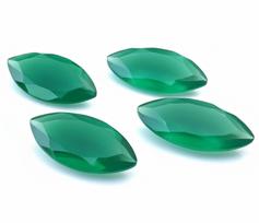 Natūralūs žali onikso markizės kabošonai - smaragdo žalumo onikso briaunoti brangakmeniai 5x10mm žalia