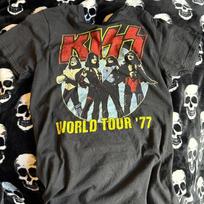 Vintažiniai Kiss Pasaulinio turo 77 koncertiniai trumparankoviai juodos spalvos marškinėliai KV37931 Unisex T-shirt M