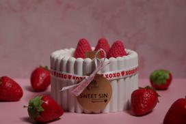 Kvepianti sojų vaško žvakė akriliniame inde SWEET SIN