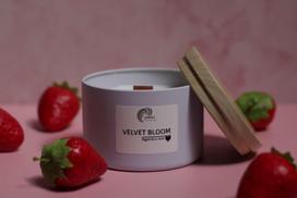 Kvepianti sojų vaško žvakė metaliniame indelyje VELVET BLOOM
