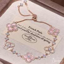 Rožinis vyšnių žiedų perlamutrinis keturlapis dobilas apyrankė, inkrustuota mikro-cirkoniu, spalvingo ažūro dizainas. Gold Pink