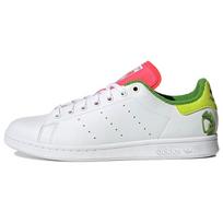 „Muppets x adidas Stan Smith Kermit the Frog“ – rožinio liežuvio unisex sportbačiai, balti debesų ir baltos spalvos Pantone GZ3098 35⅔