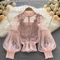 Elegantiška gėlėta tinklinė palaidinė ilgomis rankovėmis trumpa palaidinė Saldi moteriški nėriniuoti marškiniai su žibintuvėliais Moteriški tinkliniai palaidinukai 25914 One Size šviesiai rausvos spalvos