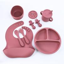Vaikiškų silikoninių indų rinkinys: 8 dalių – apima lėkštę, šakutę, šaukštą, seilinuką ir mokomąjį puodelį Silicone fork and spoon 8-piece set plytų raudona spalva