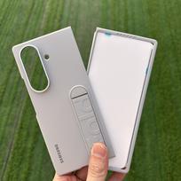 Samsung Galaxy Z Fold 7 5G Silikoninis dėklas Prabangus stovimas dėklas Matinis sulankstomas kietas PC dangtelis Odos pojūtis Pilnas apsauginis galinis dangtelis Z fold7 5G šviesiai pilka spalva