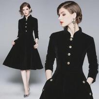 Aksominė, juoda suknelė, 2023 m. ruduo/žiema: Palace Style, Slim Fit, stovima apykakle, su kišenėmis ir pilnu sijonu. L juoda