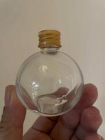 Krištolinis baltas apvalus rutulinis buteliukas su mediniu kamščiu – tiekiamas 120 ml, 180 ml, 250 ml – idealiai tinka „drift“, „Wishing“ ir eteriniams aliejams. 50ml round wire mouth