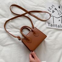 Madinga vienspalvė PU odinė Crossbody krepšys moterims Madinga mini rankinė ant pečių 14.5x8x18cm šviesiai ruda spalva