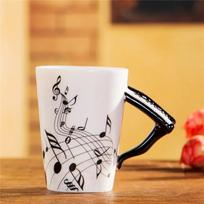 240 ml Kūrybingas muzikinis keraminis puodelis Gitara Smuikas Stiliaus Mielas Kavos Arbatos Pieno Natų Linijų Puodeliai Su Rankena Naujoviškos Dovanos 240ml