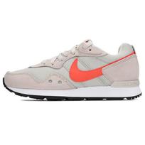 Nike Venture Runner Wide šviesiai kaulinės spalvos su magiško žarijų akcentu moteriški sportbačiai pilki DM8454-005 36.5