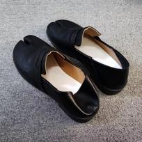 Moterų Tabi skeltu pirštu mokasinai, britiško stiliaus, plokščiu kulnu, lakuoti, įsispiriami, transformuojamu kulnu, kiaulės kanopos dizaino. Size 39
