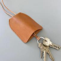 Japoniška reguliuojama odinė crossbody raktų rankinė su apsauginiu dirželiu nuo pametimo ir automobilio rakto apsauginiu dėklu 8.5x10.5cm šviesiai ruda spalva