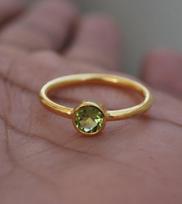 Peridoto apvalus brangakmenio žiedas, 925 sidabro žiedas, Dovana jai, Dėliojamas žiedas, Rankų darbo žiedas, Sidabrinis žiedas, Gimtadienio dovana 5