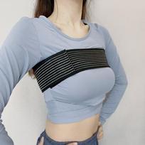 Atspari smūgiams krūtinės diržas ir apsauga sportui, užtikrinanti stabilumą ir atramą treniruočių metu. Fits All Chest Sizes - Velcro Version juoda