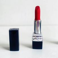Dior Rouge Dior Lūpdažis 999 Satino Apdaila 1,5g Drėkinantis Klasikinis Raudonas Lūpdažis raudona