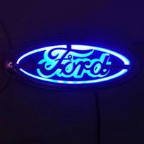 Automobilio lipdukas 14,5x5,6cm Automobilio LED emblemos šviesa Ford Kuga Focus Mondeo Mustang Fusion Mk2 Mk3 Fiesta Mk6 Explorer Logotipo Ženklelis Acc balta
