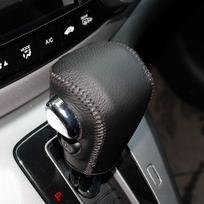 Juodi natūralios odos rankiniu būdu susiūti automobilio pavarų perjungimo rankenėlės dangteliai Honda CRV CR-V 2012 2013 2014 automatai juoda