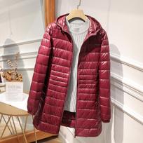 Moteriškas ilgas pūkinis paltas su nešiojamu laikymo krepšiu Moteriška lengva pūkinė striukė Moteriški paltai iki klubų High Street XS vyno raudonos spalvos