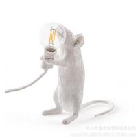 Pelės stalo lempa Šiaurės šalių gyvūnų lempa Svetainės valgomojo miegamojo drabužių parduotuvė Animacinių filmų dervos stalinė lempa Standing mouse-US balta