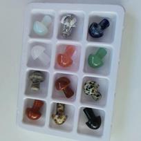 Natūralaus krištolo grybų ornamentų rinkinys su 12–24 spalvingais mini akmeniniais grybukais 20mm x 15mm