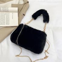 Yogodlns Simple Faux Fur Tote Bucket Bag Metal Chain Crossbody Krepšys Moterų kasdieniam kasdieniam naudojimui Pliušinis krepšys Pūkuota piniginė 22x5x18cm juoda