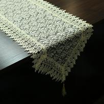 Lengvai prabangus europietiškas nėriniais siuvinėtas stalo bėgikas, skirtas televizoriaus, batų spintelei, kavos stalui ir valgomojo stalui. 40*90 cm flat angle smėlis