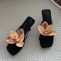 Madingi orchidėjų gėlės kvadratinio piršto vakarėlio išleistuvių šlepetės moterims mulų batai rožinio satino prisegami žemi kulniukai paplūdimio šlepetės 35 juoda